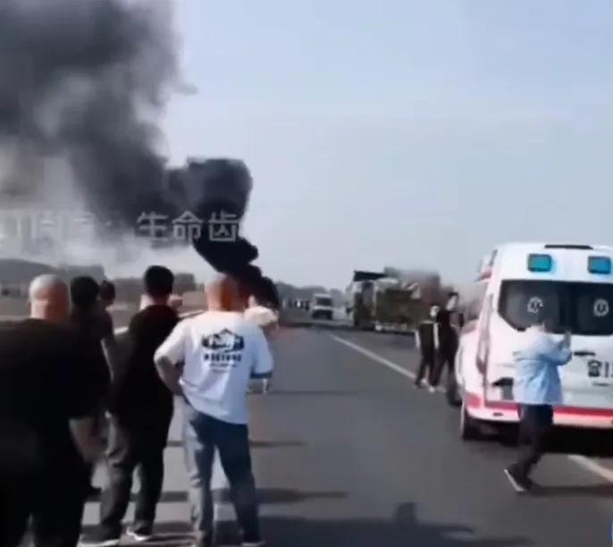 灭火器呢？？？视频截图网上，一辆着火的汽车，驾驶员卡在驾驶室内，喊声撕心裂肺，据