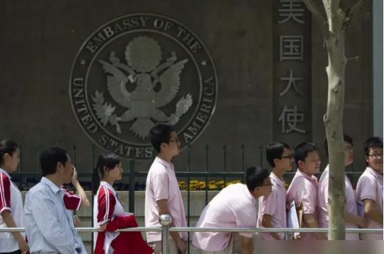 简直是触目惊心！美国最近突然对39万中国移民和500多名留学生下狠手，连十年前超