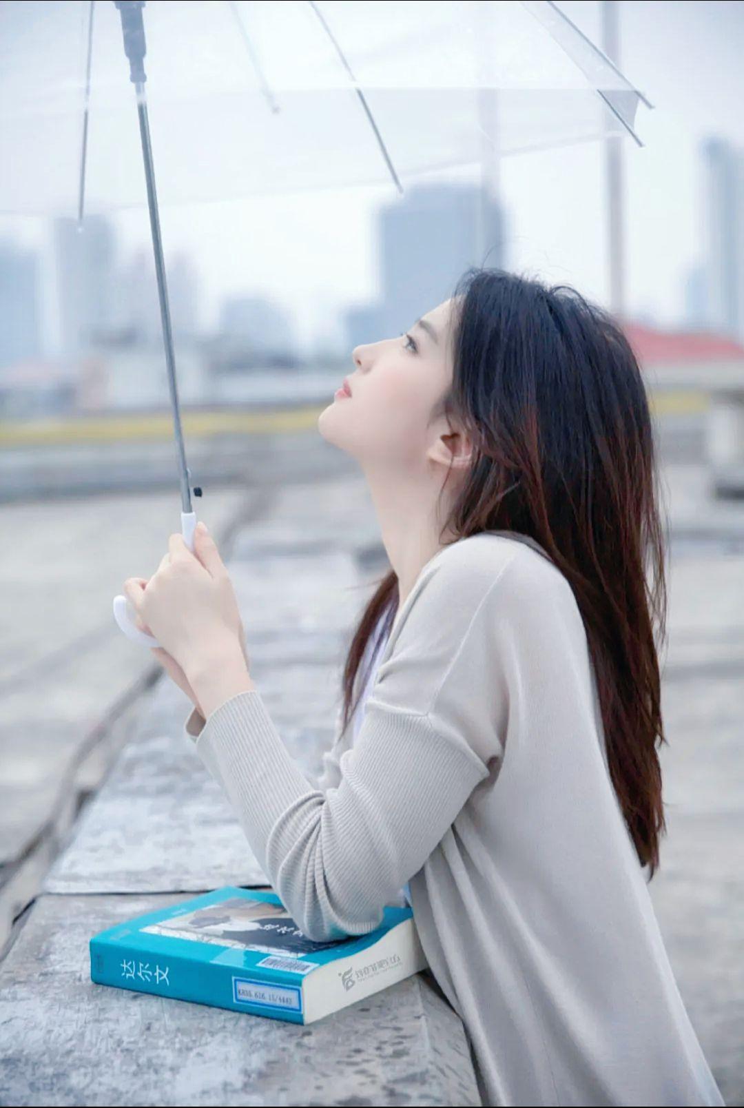 刘亦菲。一把伞，一本书，在微雨中静思。