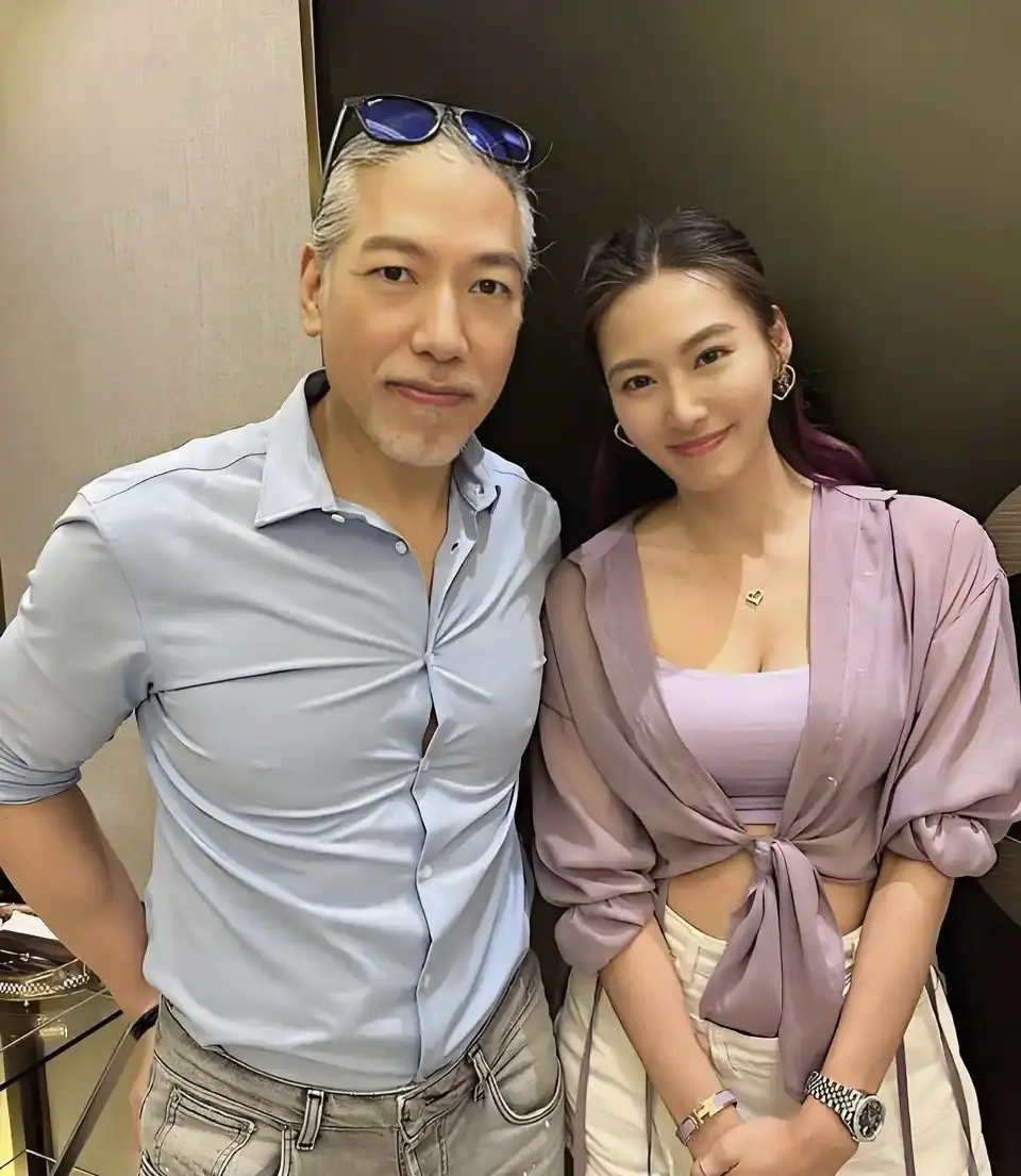 乌鸦哥边上的女伴真漂亮！
