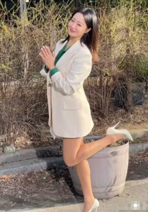 金喜善科技美容焕发新生，白西装绿衬衫配短裙，气质绝伦美艳动人！