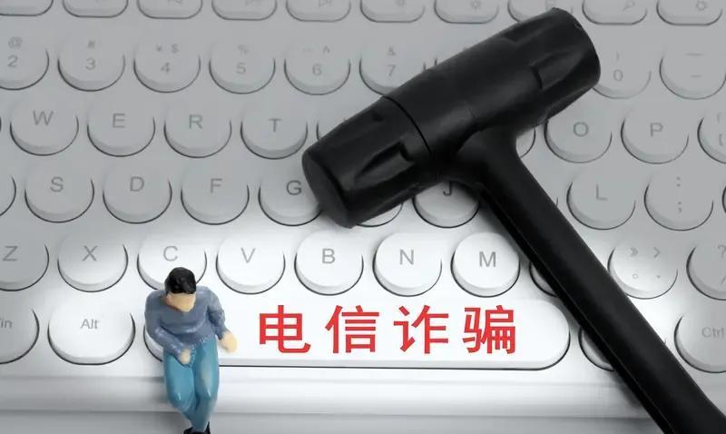 寡妇接到一个骗子打来的电话。骗子在电话里讲：“大姐，你丈夫现在在我这儿呢，你赶紧