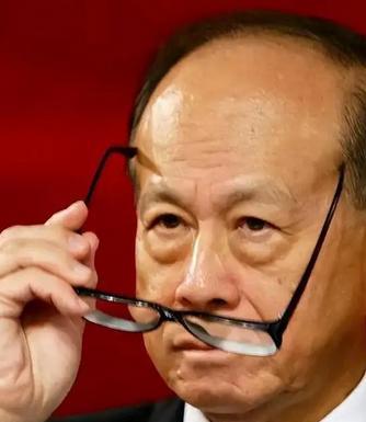中国不挽留，美国不收留，被夹在中间的李嘉诚，终于玩不转了！大公报四次三番喊话，被