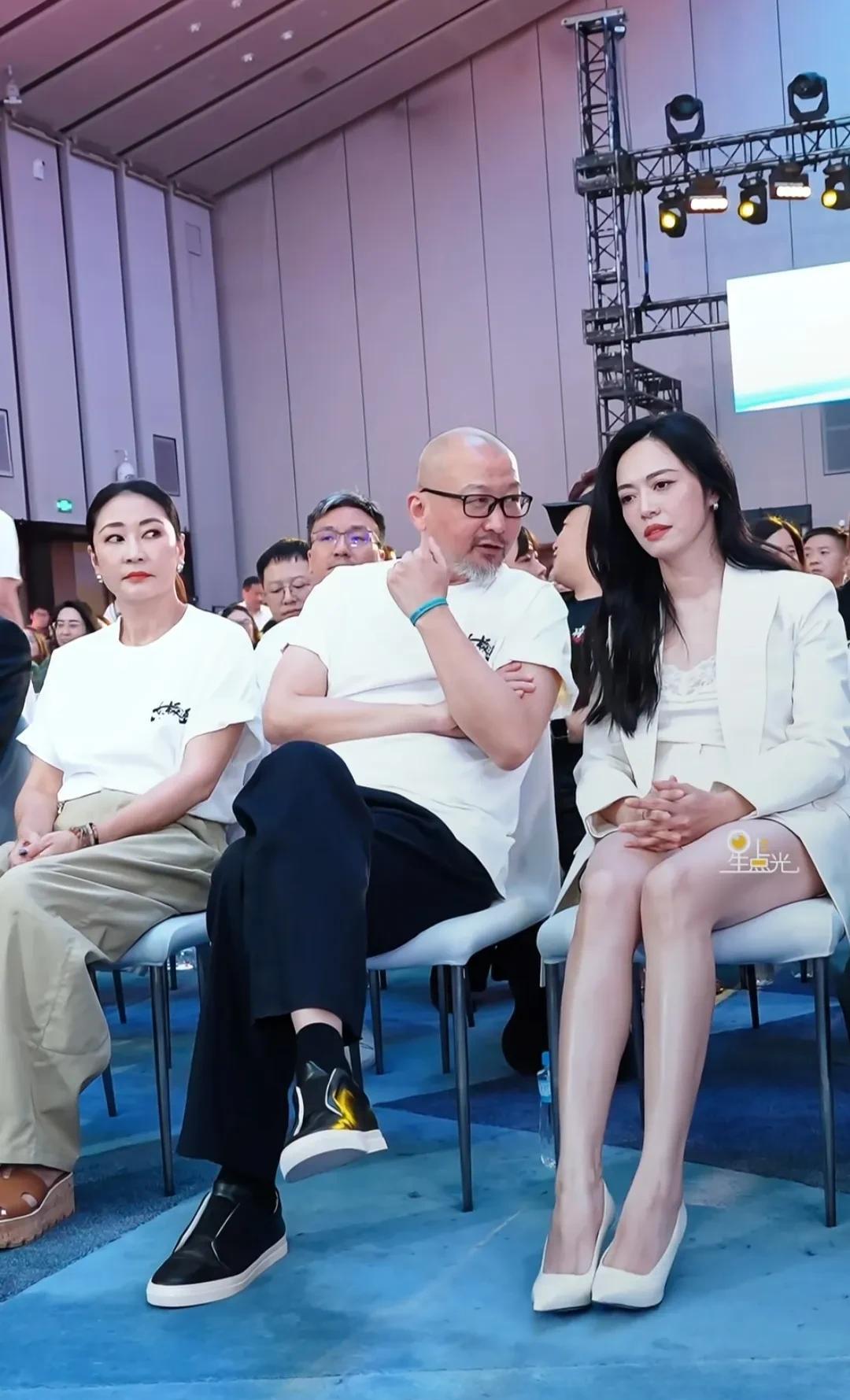 当女人难，当导演的女人更难，不信你瞧瞧梁静。
在戛纳影展上，梁静，管虎，姚晨并排