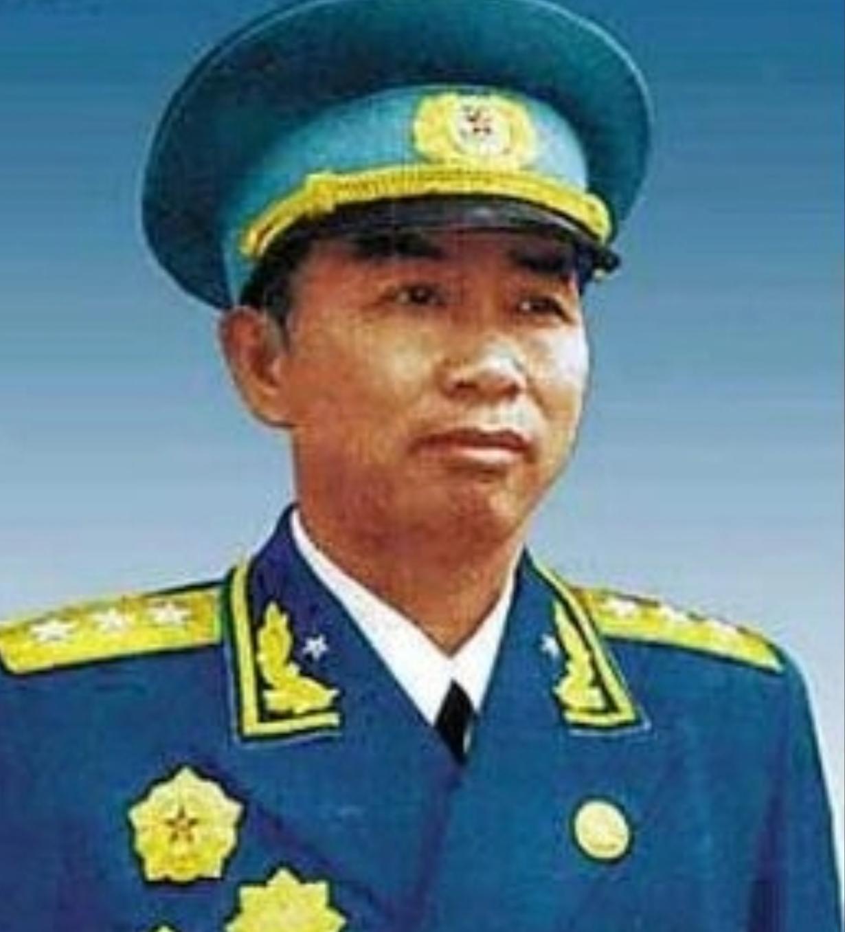 1939年秋，远赴苏联的刘亚楼，从战友口中得知妻子员凌漪另嫁他人，如遭雷击。
