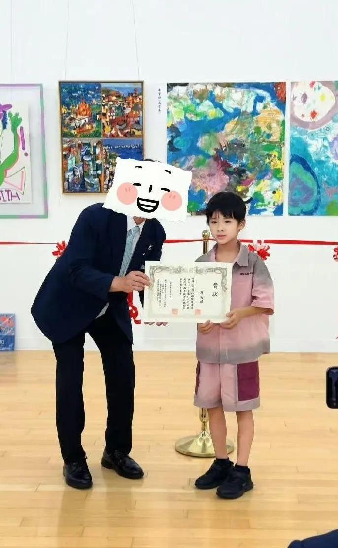 黄圣依小儿子杨安麟的画作在东京画廊展出，小小年纪很有艺术天份，色感很好，用色很棒