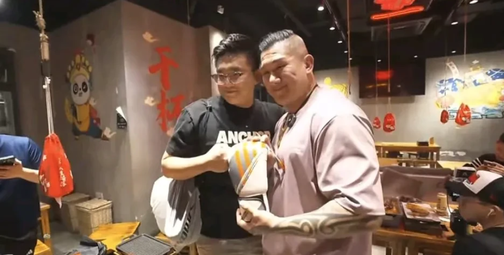 馆长在上海一饭店吃饭，网友直接送上了茅台酒。

馆长到达上海后，找了一家小店吃饭