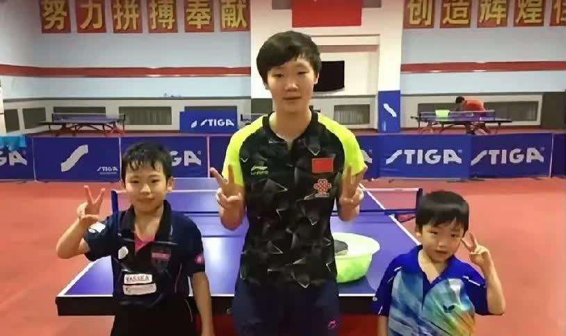 18岁的王曼昱与mini版日本少爷松岛辉空的难得同框！
真没想到，18岁刚进山