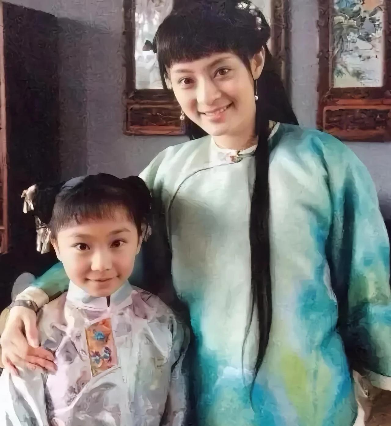 孙俪的妹妹孙艳真是把姐姐当成了榜样，同父异母，姐姐在娱乐圈如此优秀，自己也学影视
