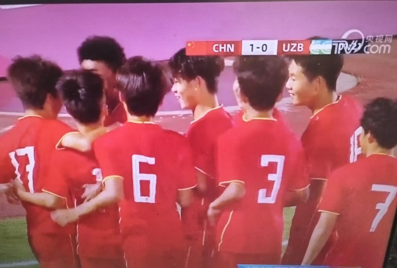 太大意了！上半场最后一秒被绝平，最后一个头球没防住，乌兹别克斯坦克U16队1比1