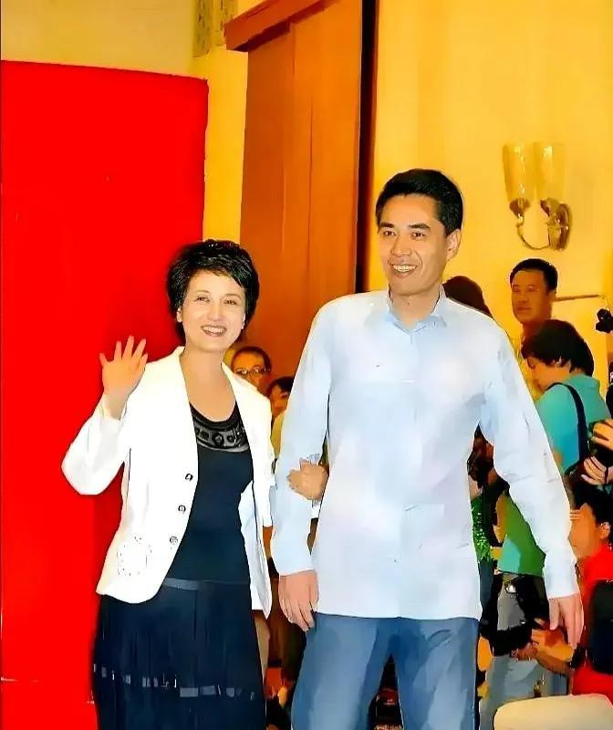 邓婕和陈宝国的夫人赵奎娥有一个共同点，为了丈夫的事业，在家相夫教子，很少演戏，都