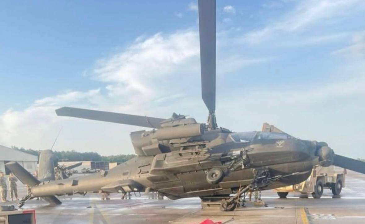 一架美国陆军的 AH-64D 阿帕奇武装直升机被一阵风给吹翻了[捂脸]