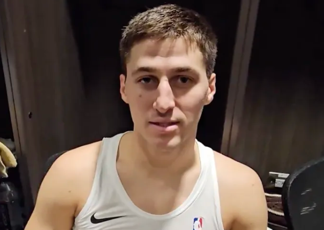 昨日NBA杯小组赛，太阳112-100击败国王。
太阳球员科林-吉莱斯皮接受了记