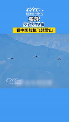 当歼-10C与运-20编队的轰鸣声撕裂喜马拉雅山脉的寂静，雪域上空的航迹已不仅是