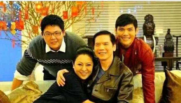向太第一次见到萧敬腾，就忍不住惊呼：“乖乖，你和我儿子向佐也长得太像了吧！”说完