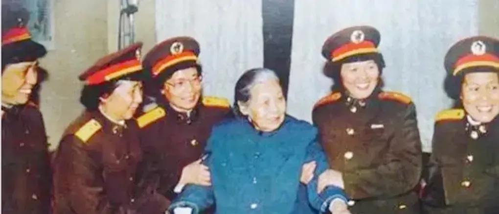1988年，聂力等5位女将军看望开国女少将李贞，亲切交谈，嘘寒问暖，笑容满面，举
