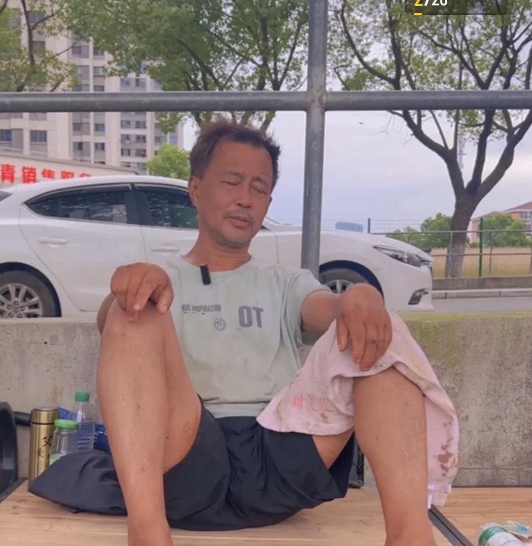 有人说：沈老师你和易中天谁厉害？
沈老师其实非常讨厌有人这样问他，也感觉这样提问