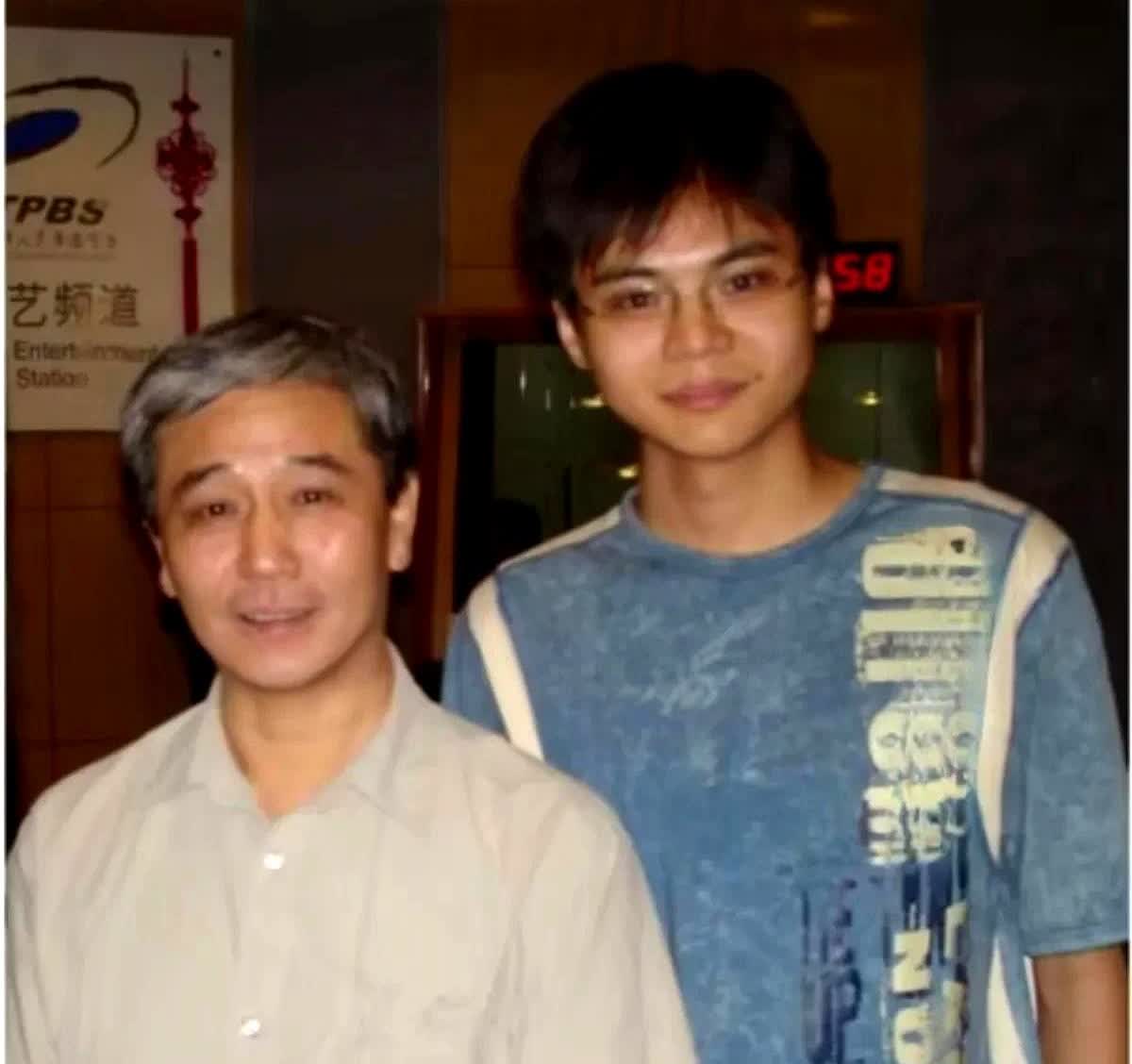 相声界恩怨情仇 马志明、高峰，20年前，在天津的一张老照片。

那时候高峰还