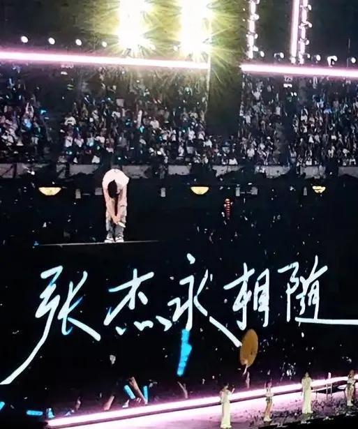 #张杰好会浪漫# 张杰的浪漫总在细节处绽放惊喜！近日，他在巡回演唱会中精心设计“