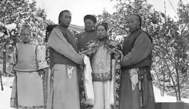 1896年，慈禧身边的小太监寇连材因得罪了慈禧，被判处死刑，在押往北京菜市口刑场