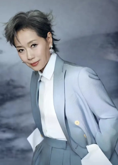 历届浪姐冠军和队长，哪一季最强？

第一季：冠军，宁静。队长，李斯丹妮。

第二