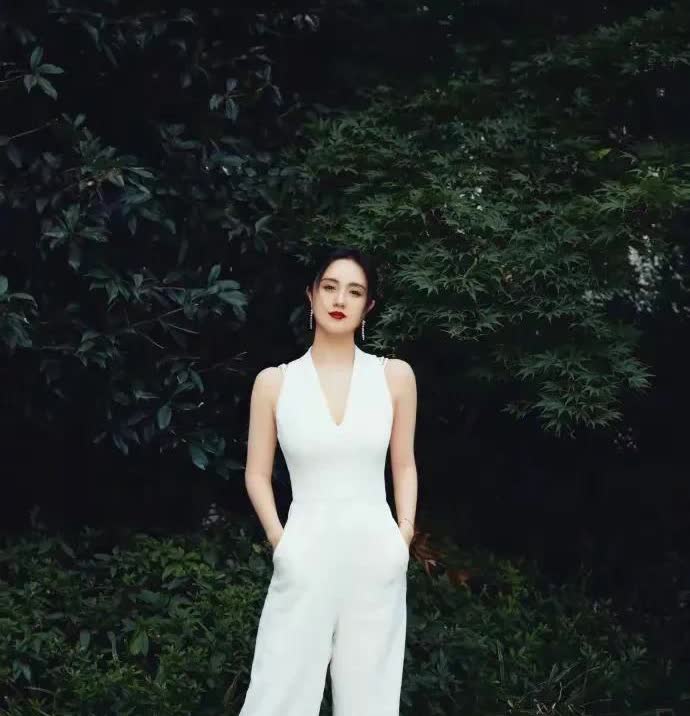 今天演员朱媛媛去世，女星曾黎在机场哭了登上热搜了！
虽然曾黎没有得过知名专业类