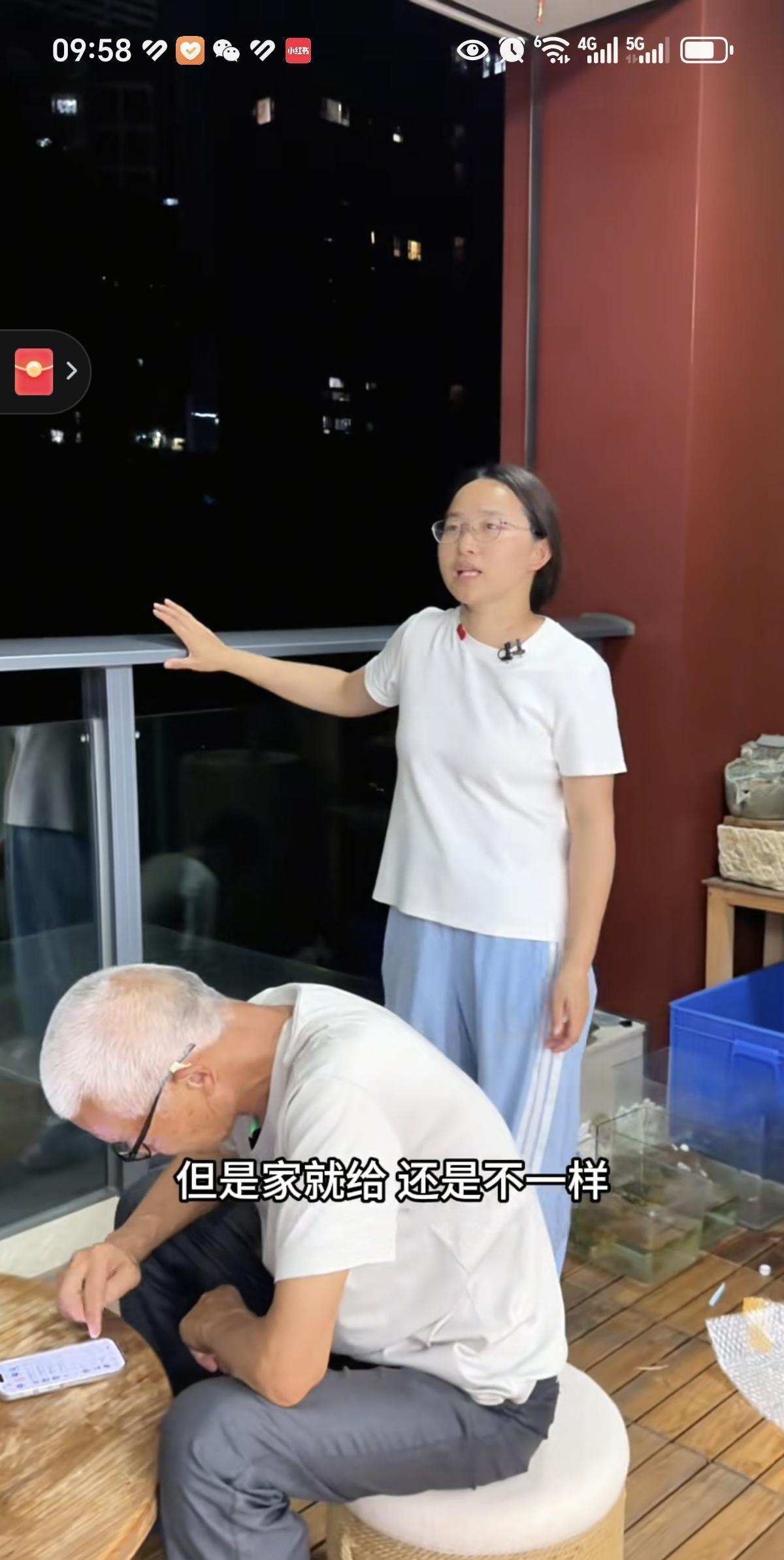 小凤感叹还是家里好！
小凤金哥一行人回到深圳了，小凤一到家，就四处看看。
子皓跟