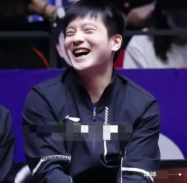 原来，樊振东这么爱笑。场上场下的他差别挺大。赛场上的他不苟言笑，稳重如山，拼杀如
