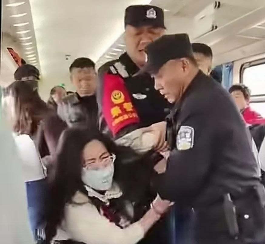    有个问题，我百思不得其解！高铁车厢，有些人为何霸占别人座位？如果仅仅临时