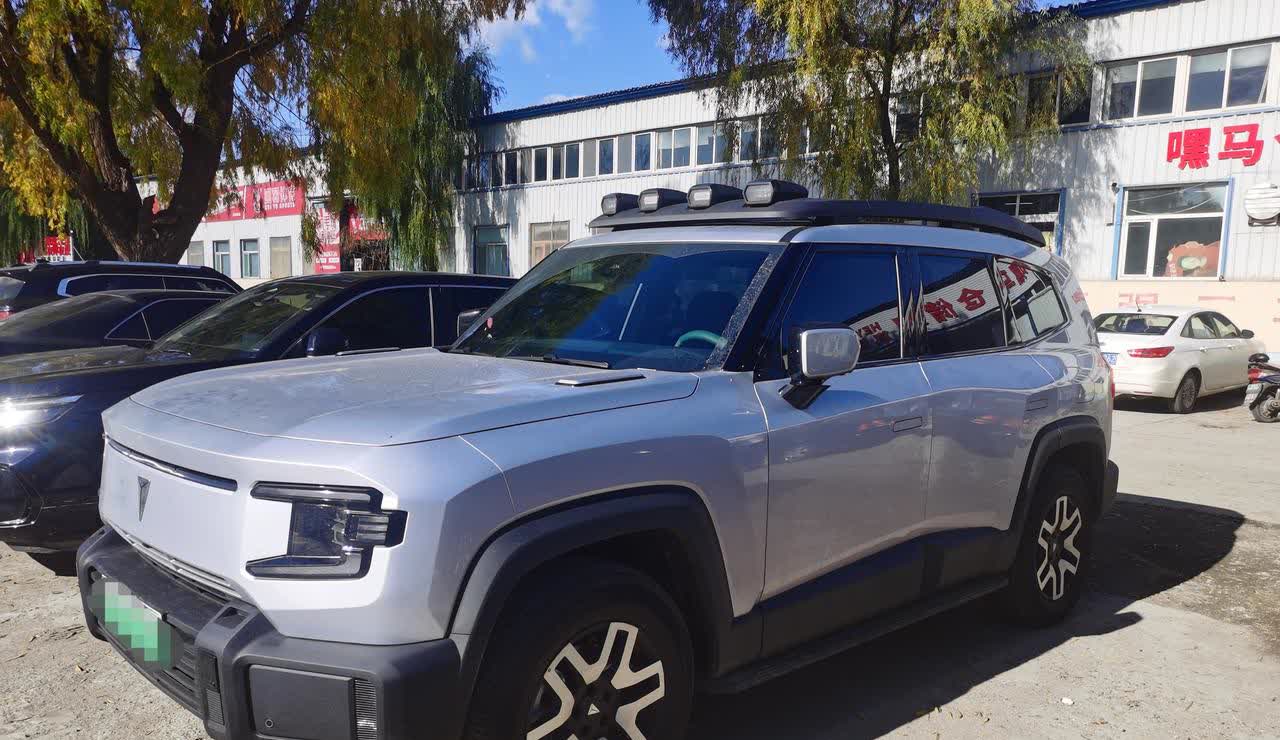 深蓝G318这个车，在宣发阶段我是非常“种草”的，4个车顶射灯帅到没朋友。不知什