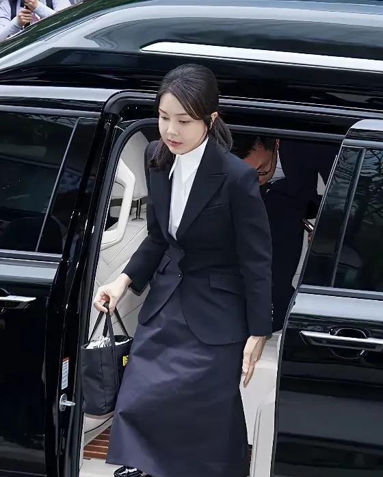 原韩国第一夫人金建希对中国的文化有独特的理解，在法庭上竟然说出了“花无十日红”的