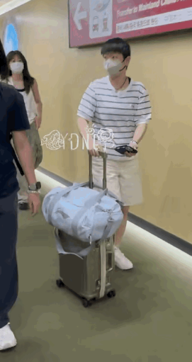 莎莎这身浅色系穿搭
干净可爱俏皮
唯一美中不足的是
黑色肩带露出来一些
估计小迷