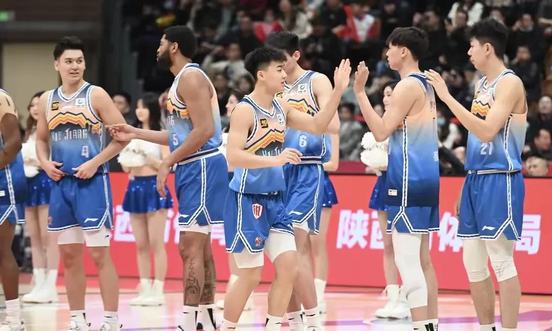 新疆男篮休赛期进一步优化，刘炜作为主教练，俱乐部得给他些时间，继续合作多年才会有