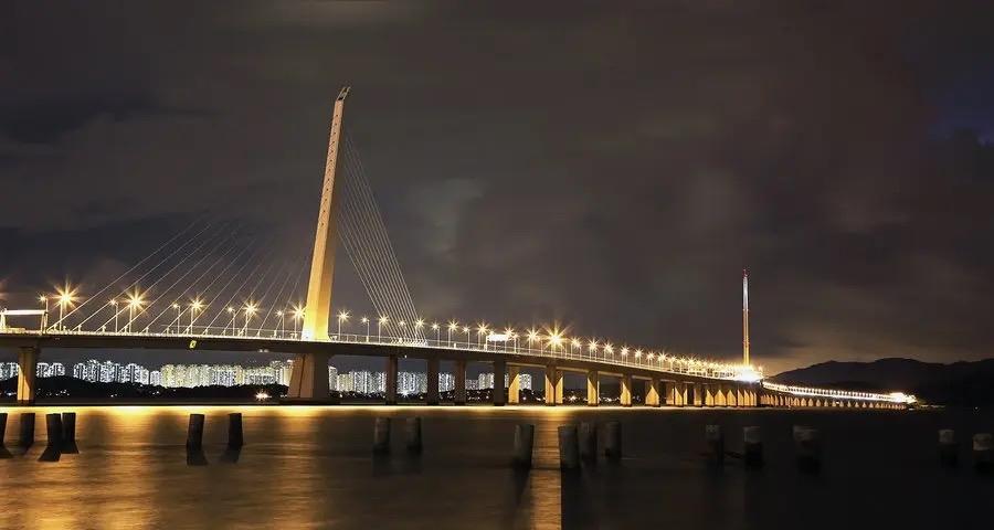 昨天香港回来的时候，差点搁浅在海上，真是有惊无险。
我们是自己开车去的深圳，要经