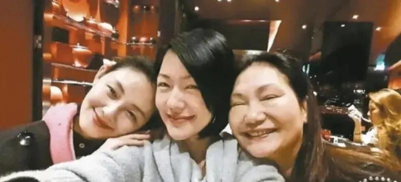 昨天小 S 47岁的生日整体静默了
不同以往的是
首次没了姐姐大 S 的祝福
以
