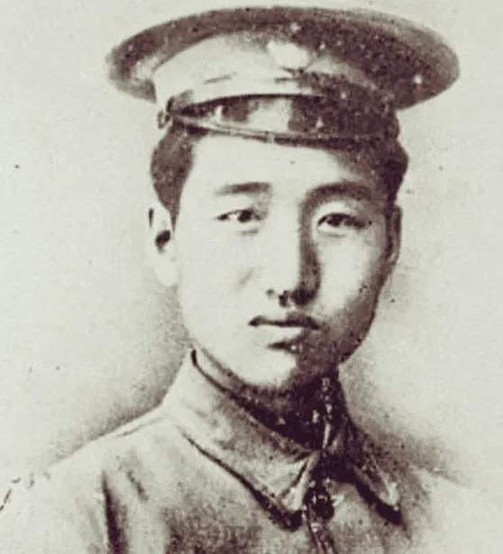 1992年，阎锡山的小儿子回到山西忻州，在老宅门口老泪纵横。然而就在他抬脚准备回