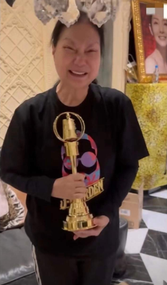 真的是太细节了！

徐妈妈家里客厅里摆放的是大S的照片。

近日小s发文庆祝自己