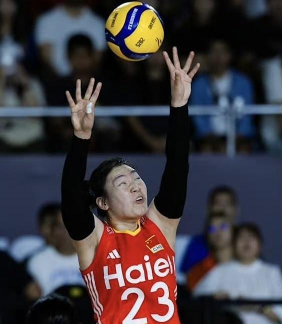 张籽萱这是得罪谁了啊？摄影师怎么能这样拍我们的小二传呢？是不是欺负人家张籽萱年轻