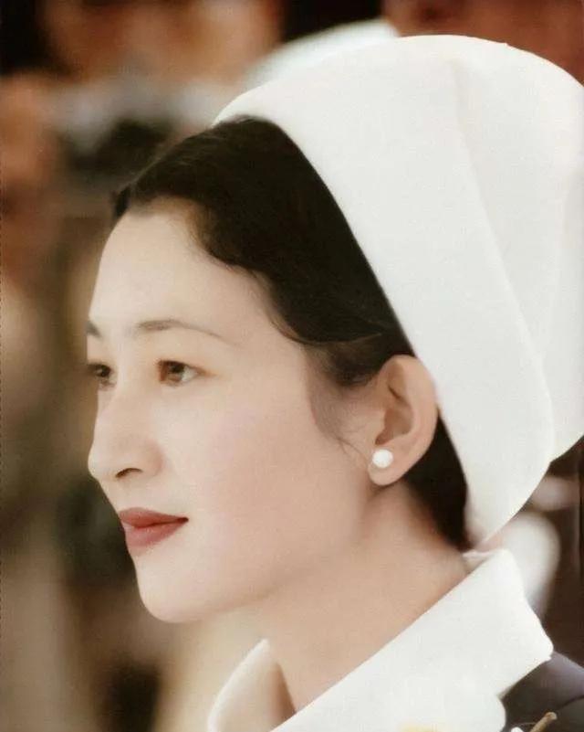 1959年，美智子嫁给日本明仁皇太子后，被婆婆欺负得抑郁流产，割掉一根肋骨，一年