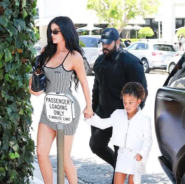 7月26日，27岁的Kylie Jenner、41岁的Khloe Kardash