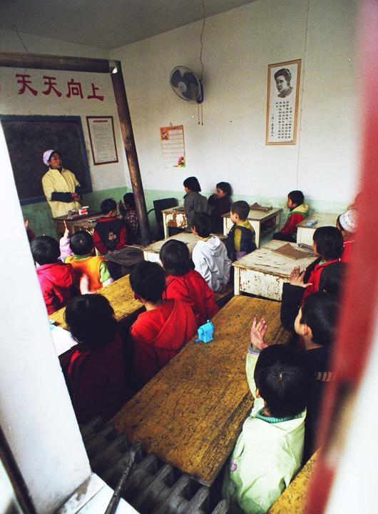 教师子女随父母到学校就读，算不算违反了阳光招生政策？目前争议性很大。有些地方认为