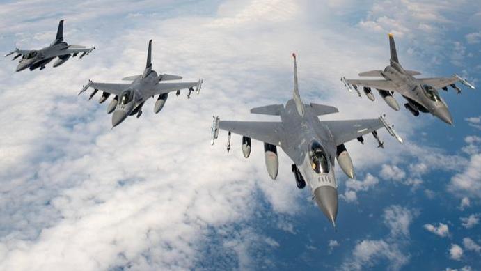 中美空军实力差距多大？张召忠发出警告：不要被宣传误导了