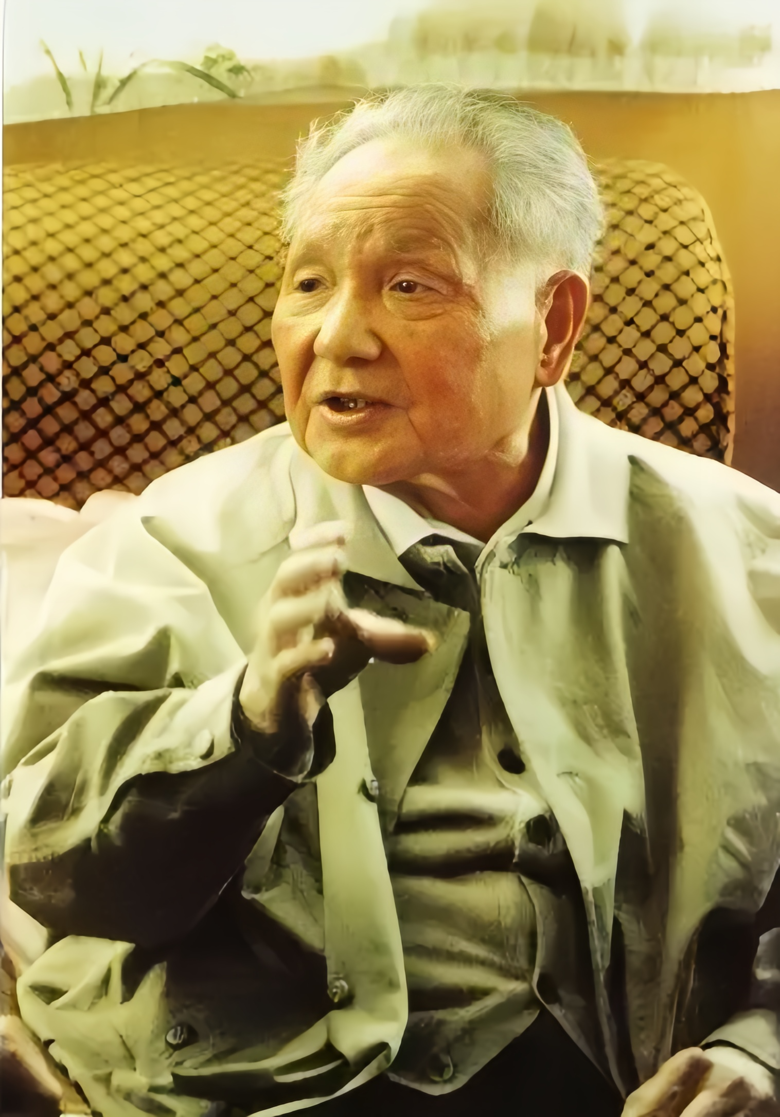 华国锋辞去最高领导职务之后，大家都推选邓小平担任党的主席，叶剑英也是极力推荐邓小