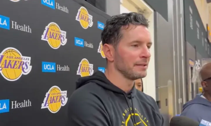 明日NBA常规赛，湖人将对阵活塞。
湖人主帅JJ-雷迪克接受了记者采访，在谈到詹