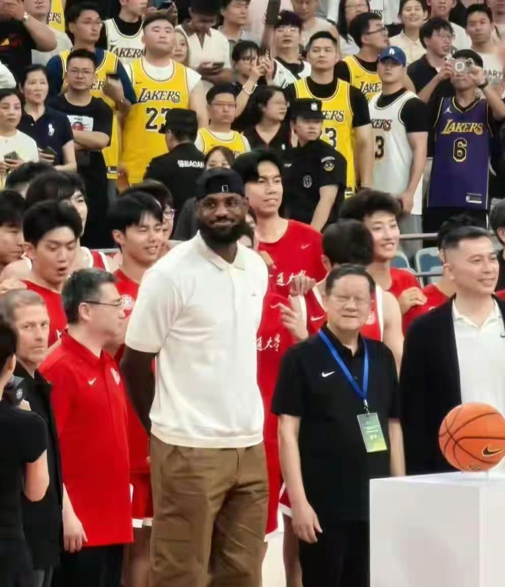 天天黑老詹
詹姆斯中国行
如果和詹姆斯合影需要钱
那可以继续黑
相比于其他球星