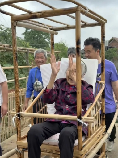 被网上一家孝顺的子女感动到了。

97岁，到了这样的年龄基本就对自己的某一天的离