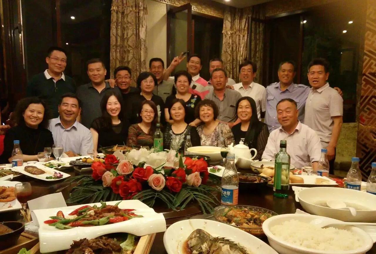 #你的高中群现在还在吗#
最初的那些年，每逢特别的日子，同学们还有所表示。现在，