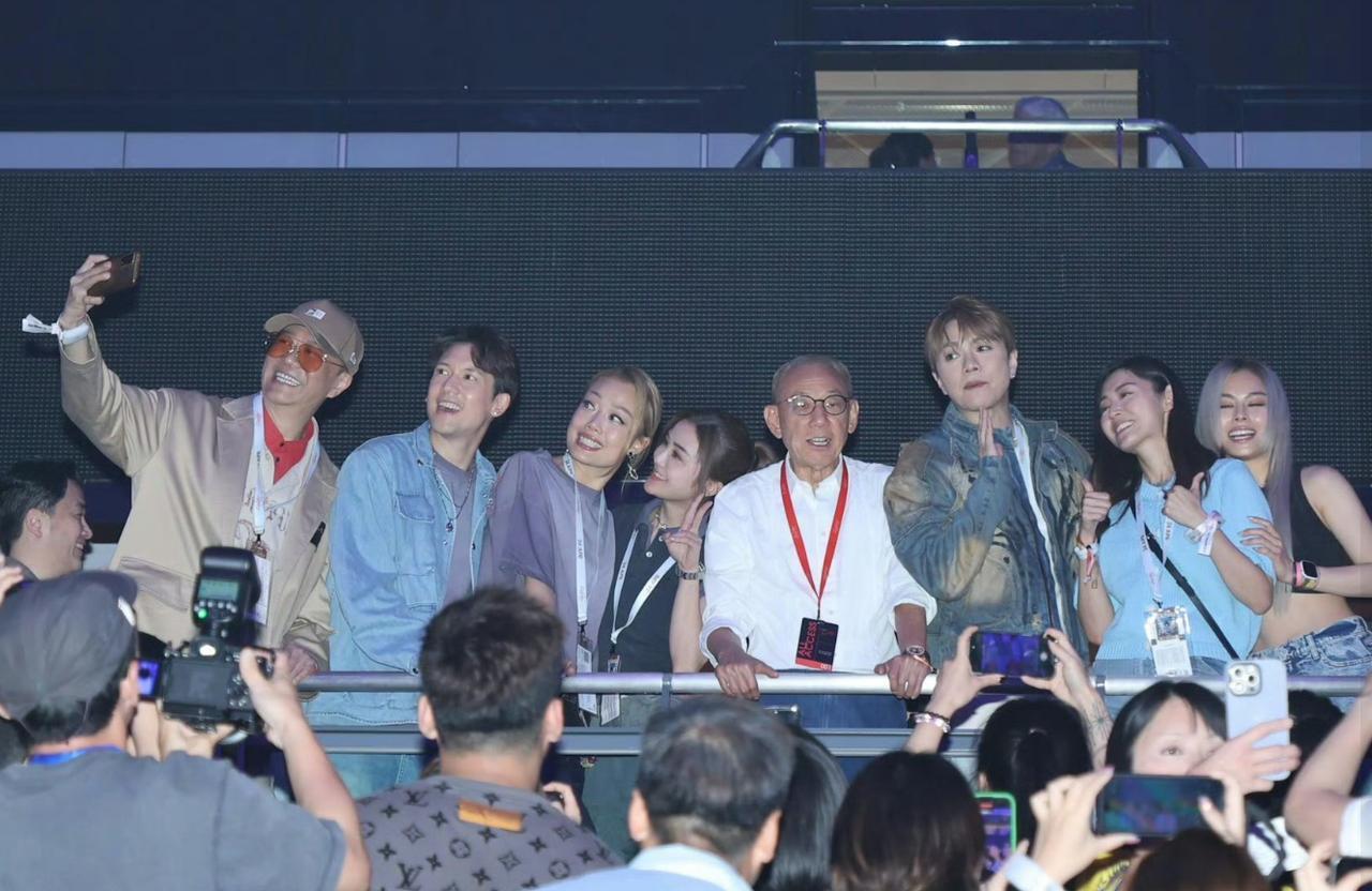 #谢霆锋香港演唱会 好多人啊~~ 明星大聚会一样！ #谢霆锋#