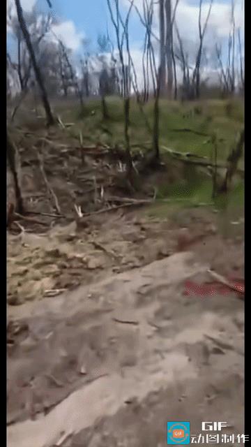 俄罗斯悲壮的摩托化步兵被乌克兰无人机摧毁！
一队俄罗斯大兵在装甲坦克的掩护下，向