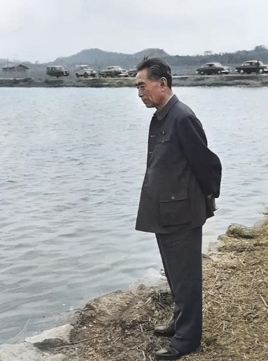 70年代，周总理在河边沉思的一幕，让人看了心酸！

这是 1973 年，周总理最